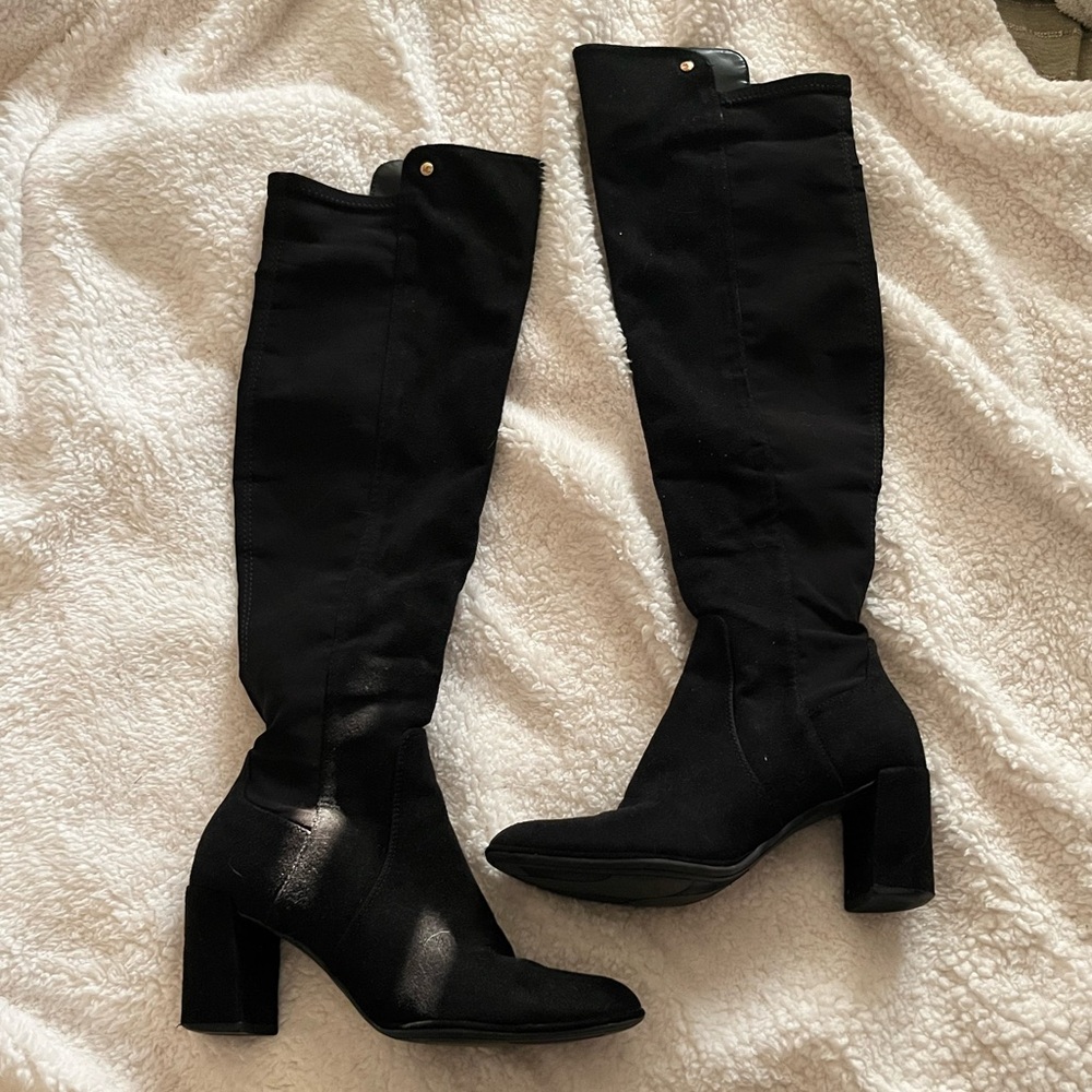knee high black boots